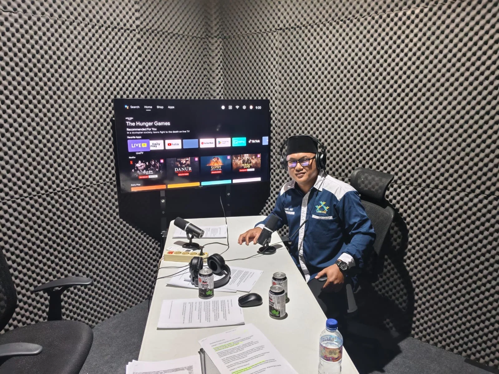Dokumentasi kegiatan di ruang rekaman podcast