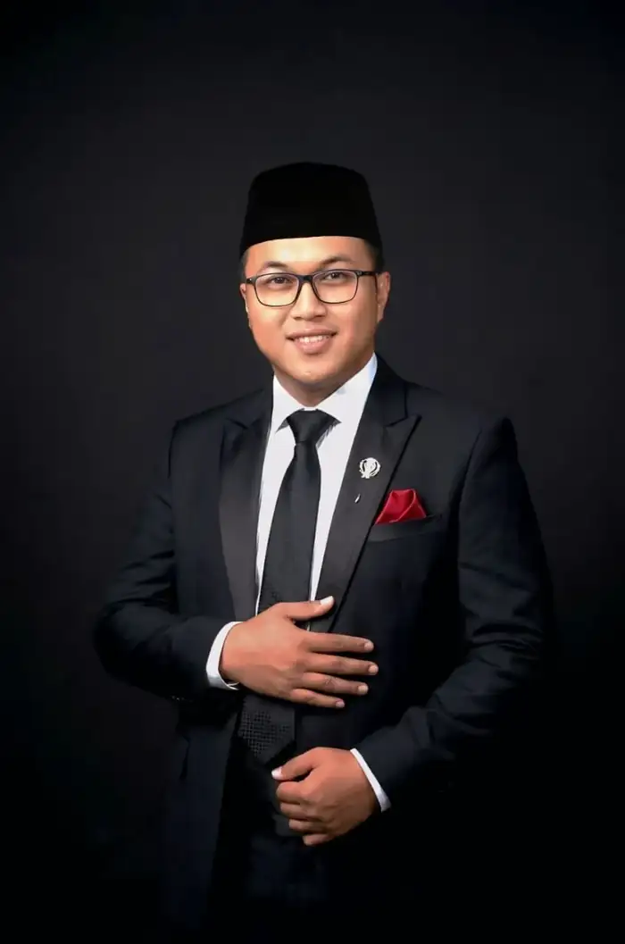 Ikhwan Manaf, S.Pd. Gr., Kepala Sekolah SMK Kesehatan Bojonegoro, memakai dasi hitam