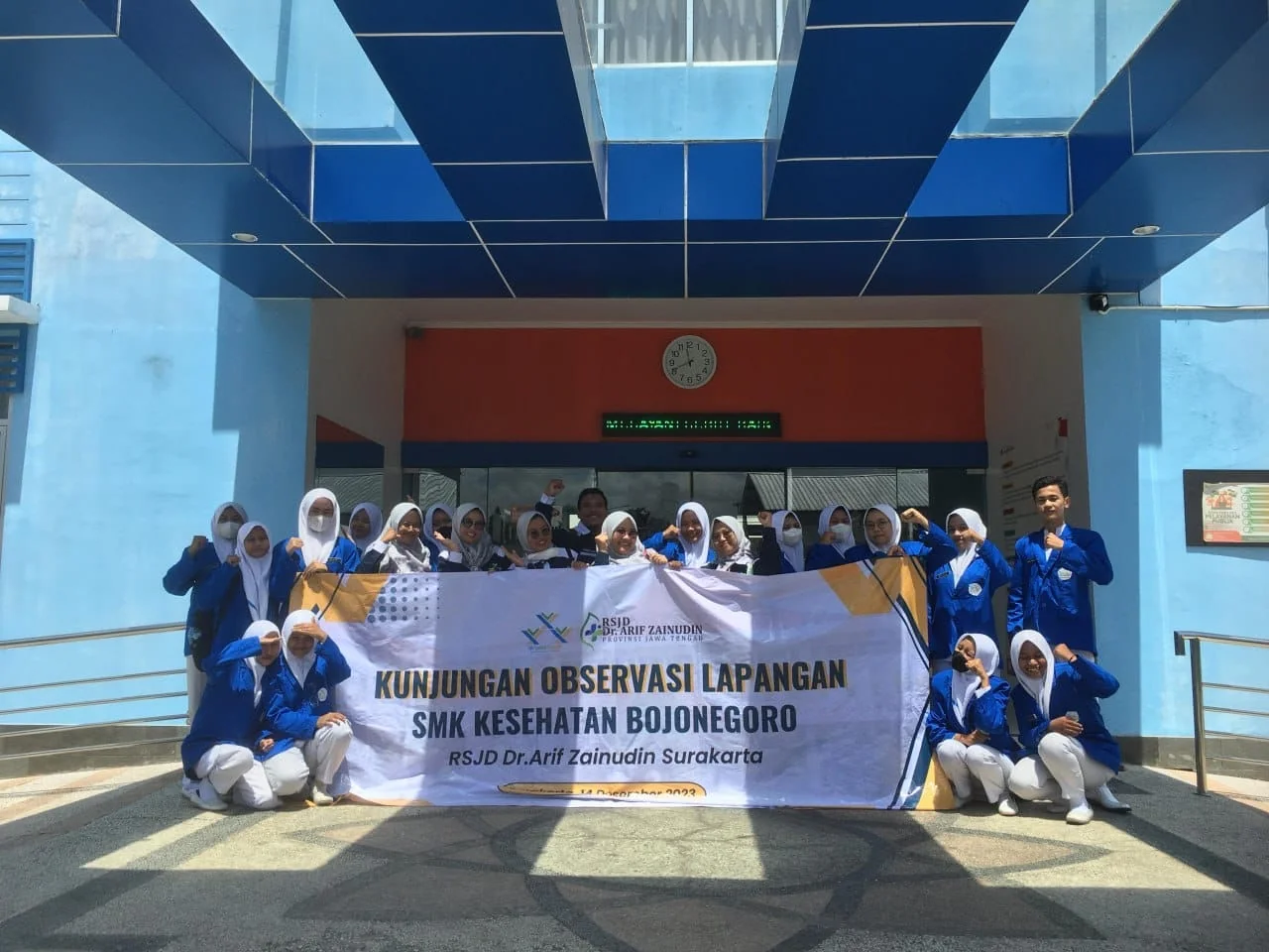Siswa di depan gedung RSJD Dr. Arif Zainudin Surakarta