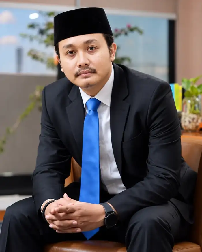 Ali Adhim, M.Pd., Pembina SMK Kesehatan Bojonegoro, memakai dasi biru