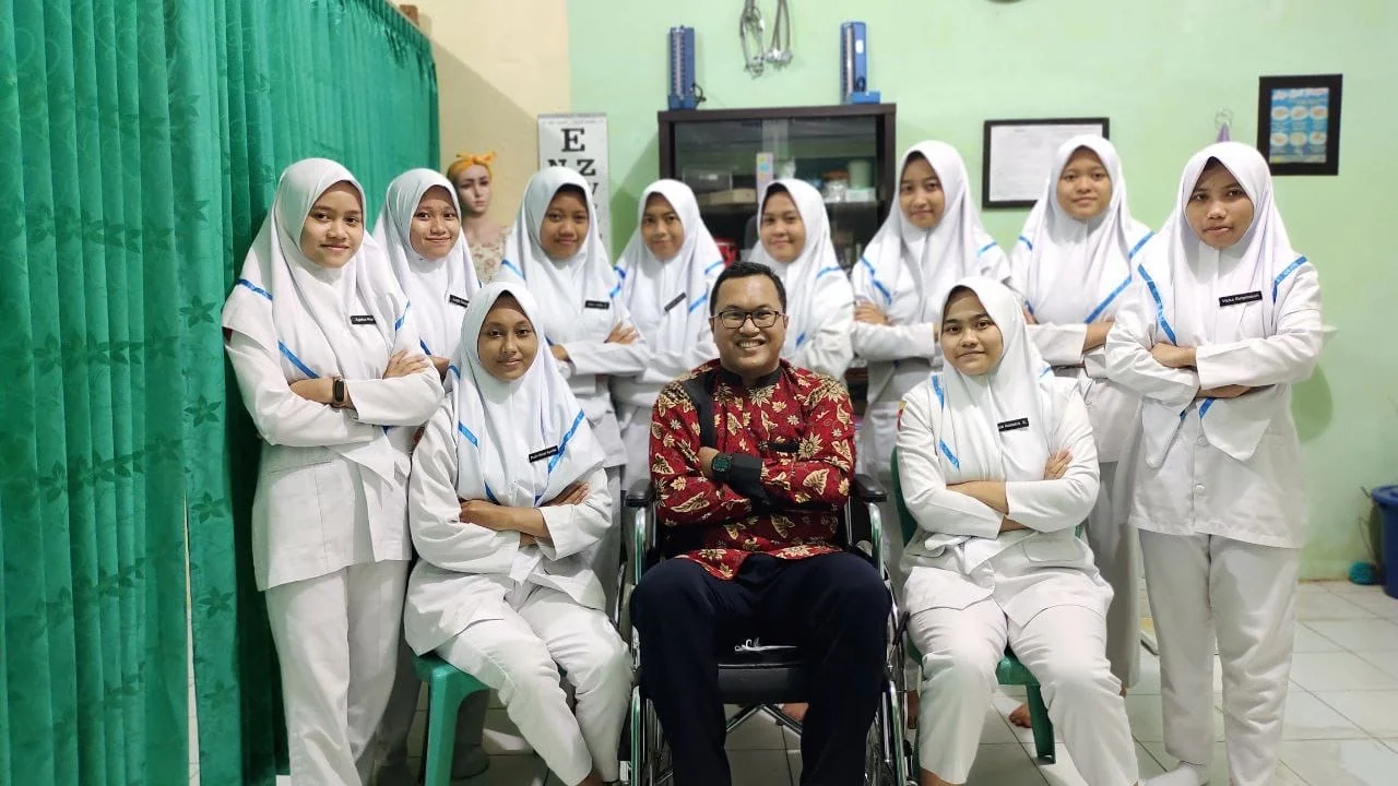 Siswa SMK Kesehatan Bojonegoro dalam simulasi praktik keperawatan