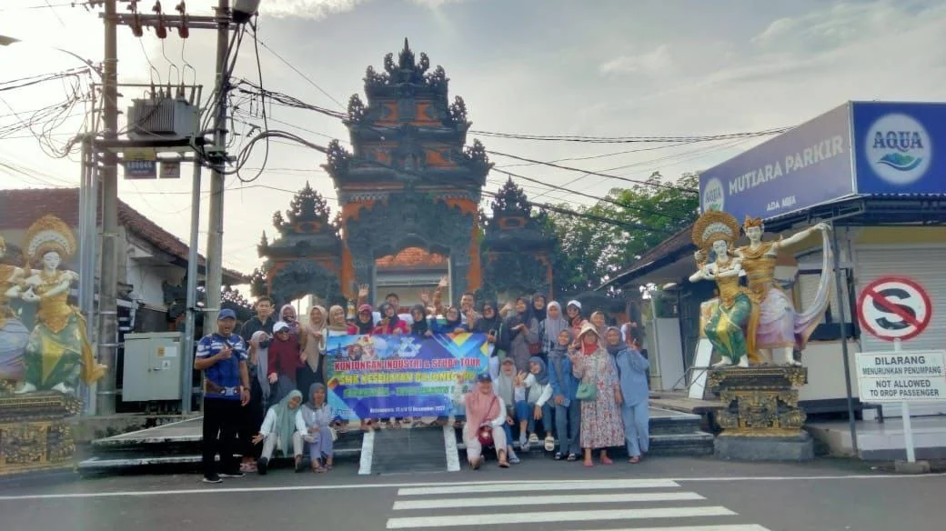 Foto bersama dalam kegiatan kunjungan industri dan study tour