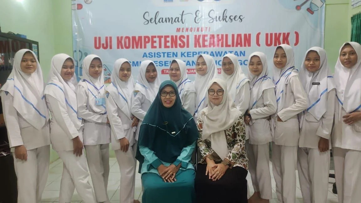 Siswa mengikuti uji kompetensi keahlian Asisten Keperawatan